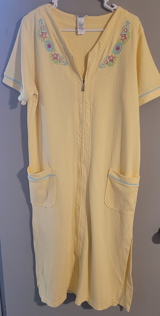 Women's Large robe House coat with pockets full zip by ADONNA